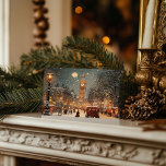 Cartes Pour Fêtes Annuelles Élégant Noël londonien Vintage<br><div class="desc">Faites plaisir à vos proches avec notre Elegant Vintage London Christmas Postcard, qui présente une illustration magnifiquement conçue qui capture le charme intemporel de la période des fêtes à Londres. Cette carte postale présente les monuments emblématiques de la ville ornés de décorations festives et d'une douce chute de neige, évoquant...</div>