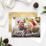 Cartes Pour Fêtes Annuelles Élégant or Joyeux script de Noël Photo<br><div class="desc">Le carte photo de vacances présente un motif de superposition "Joyeux Noël" dans un magnifique texte de script blanc. Personnalisez avec vos noms,  l'année,  et une photo de style paysage préférée. Un élégant motif en or (à customiser) et en flocon blanc habille le dos.</div>
