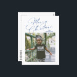 Cartes Pour Fêtes Annuelles Élégant script photo Joyeux Noël<br><div class="desc">Carte postale moderne de Noël avec un design simple et minimal avec "Joyeux Noël" dans un élégant script bleu marine avec votre nom de famille au-dessus de votre photo carré préférée. Le dos a une photo de carré avec votre message personnalisé.</div>