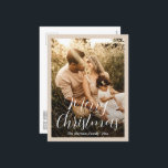 Cartes Pour Fêtes Annuelles Élégant script photo moderne Noël<br><div class="desc">Carte postale moderne de Noël avec un design simple et minimal avec "Joyeux Noël" dans une élégante typographie de script sur votre photo préférée entourée d'une bordure nette beige clair. L'avant a une superposition de dégradé pour aider le texte à se démarquer, qui peut être supprimé dans l'outil d'édition de...</div>