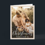 Cartes Pour Fêtes Annuelles Élégant script photo moderne Noël<br><div class="desc">Carte de Noël photo moderne avec un design simple et minimal avec "Joyeux Noël" dans une élégante typographie de script sur votre photo préférée entourée d'une bordure nette beige clair. L'avant a une superposition de dégradé pour aider le texte à se démarquer, qui peut être supprimé dans l'outil d'édition de...</div>