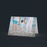 Cartes Pour Fêtes Annuelles Elegant Seas and Greutages Beach Photo Noël<br><div class="desc">Envoyez des réjouissances de vacances avec cette carte de Noël pliée sur le thème nautique avec un design simple avec les mots "Seas and Greming" dans un élégant script blanc, avec votre message sur votre photo de vacances horizontale préférée. Ajoutez votre message personnel à l'intérieur ou supprimez le texte si...</div>