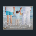 Cartes Pour Fêtes Annuelles Elegant Seas and Greutages Beach Photo Noël<br><div class="desc">Envoyez des réjouissances de vacances avec cette carte postale de Noël à thème nautique avec un design simple avec les mots "Mer et Salutations" dans un élégant script blanc, avec votre message sur votre photo de vacances horizontale préférée de plage. Le côté arrière a votre message personnel et votre adresse...</div>