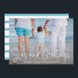 Cartes Pour Fêtes Annuelles Elegant Seas and Greutages Beach Photo Noël<br><div class="desc">Envoyez des réjouissances de vacances avec cette carte de Noël plate à thème nautique avec un design simple avec les mots "Mer et Salutations" dans un élégant script blanc mince,  avec votre message sur votre photo de vacances horizontale préférée de plage. A l'arrière,  aqua et rayures blanches.</div>