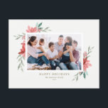 Cartes Pour Fêtes Annuelles Elégante aquarelle Rouge Fleurs d'hiver Photo<br><div class="desc">Joyeuses fêtes ! Envoyez vos souhaits de vacances et vos salutations avec ce carte photo de vacances vintage et élégant. Il présente des illustrations aquarelle de poinsettia rouge avec verdure. Personnalisez cette carte de vacances florales en ajoutant votre photo préférée, votre salutation, vos noms et autres détails. Les textes sont...</div>