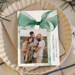 Cartes Pour Fêtes Annuelles Elégante aquarelle verte Bow 3 photo<br><div class="desc">Célébrez la saison en beauté avec cette carte de Noël élégante avec un arc vert d'eau étonnant contre un arrière - plan blanc. Personnalisez la conception en ajoutant votre photo de famille verticale dans une disposition décalée unique. Votre salutation de vacances est affichée en lettrage serif vert classique, accompagné de...</div>