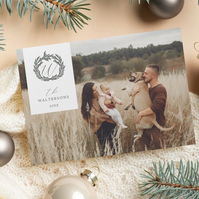 Cartes Pour Fêtes Annuelles Élégante hiver Garland Wreath Monogram Crest Photo (Elegant Winter Garland Wreath Monogram Crest Photo Holiday Card (Front))