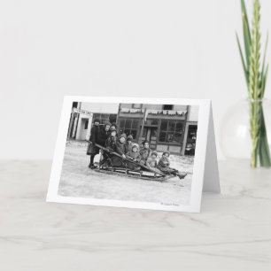 Cartes Pour Fêtes Annuelles Enfants jouant sur la neige dans le vent
