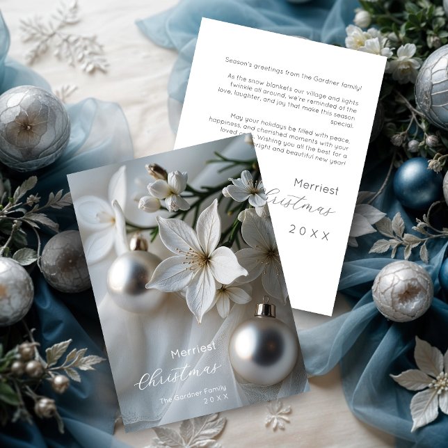 Cartes Pour Fêtes Annuelles Exquisite Delicate White Flowers Silver Ornament (Exquisite Delicate White Flowers with Silver Christmas Ornaments on a Soft Blurred Background Cards.)