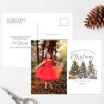 Cartes Pour Fêtes Annuelles Fairy Merry Christmas Woodland Forest Photo<br><div class="desc">Illustration d'une maison de fée à bosses d'arbres décorée pour Noël avec deux arbres,  des lampes de Noël et une lanterne. Texte dit,  "Je vous souhaite un joyeux Noël fée" Personnalisez le nom,  l'année,  et la photo.</div>