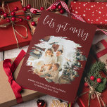 Cartes Pour Fêtes Annuelles Faisons-nous plaisir | Effet brossé photo Noël<br><div class="desc">Souhaitez à vos amis et à votre famille un joyeux Noël avec ces cartes de Noël à effet photo brossé et moderne. Avec un fond rouge,  script qui dit 'LAISSEZ OBTENIR MERRY',  votre photo de famille préférée et personnalisée avec un message de bienvenue votre nom de famille et l'année.</div>