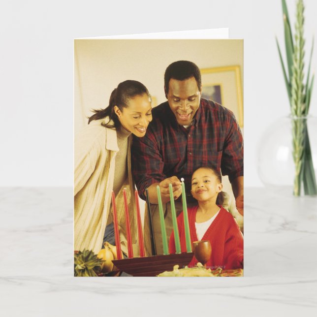 Cartes Pour Fêtes Annuelles Famille allumant le Kinara pour Kwanzaa (Devant)