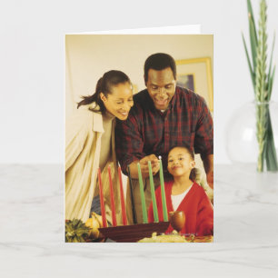 Cartes Pour Fêtes Annuelles Famille allumant le Kinara pour Kwanzaa