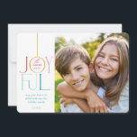Cartes Pour Fêtes Annuelles FAMILLE PHOTO moderne élégante typographie JOYFUL<br><div class="desc">par kat massard >>> WWW.SIMPLYSWEETPAPERIE.COM <<< Un design de carte élégant avec la citation "JOYFUL" avec un style de script élégant combiné à la typographie serif, et couleur simple sur le côté arrière, vous donnant l'occasion d'écrire à la main un message personnel. Avec une photo en forme de carré à...</div>