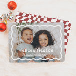 Cartes Pour Fêtes Annuelles Felices Fiestas | Borde Ondulado Retro con Foto<br><div class="desc">Esta tarjeta navideña presenta su foto favorita enmarcada por un borde blanco ondulado. Appart hotel El mensaje "Felices Fiestas" en una tipografía divertida, con el nombre de su familia debajo en letra cursiva. El révérso de la tarjeta destaca con un patrón retro de cuadros ondulados. Perfecta para compartir el espíritu...</div>