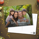 Cartes Pour Fêtes Annuelles Feliz Navidad Modern Christmas Photo de famille de<br><div class="desc">Feliz Navidad Christmas Photo Carte postale Holiday, avec un design moderne de typographie de famille et de script. Avec des lettres personnalisables en blanc, vous ajoutez vos propres informations. Vous remplacez également la photo par votre propre image. Une façon festive et unique de souhaiter à ses proches un Joyeux Noël...</div>