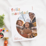Cartes Pour Fêtes Annuelles Feliz Navidad | Postal Colorida y Moderna 2 Fotos<br><div class="desc">Llene de color y alegría sus saludos navideños con esta tarjeta de Navidad. Esta poste présenta "Feliz Navidad" en letras de tonos pastel divertidos, junto a una foto familier en formato circulaire. Este maladie resalta su retrato familier de manera original. El año está escrito verticalmente en la esquina superior derecha,...</div>