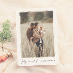 Cartes Pour Fêtes Annuelles Feliz Navidad | Postal Elegante y Minimalista<br><div class="desc">Capture el espíritu navideño con esta tarjeta navideña elegante con foto. Su retrato está enmarcado por un borde blanco pintado a mano con bordes artísticos y desiguales, lo que le da un toque único y artesanal. Debajo de la imagen, "feliz navidad" aparece en tipografía cursiva, acompañado del nombre de su...</div>