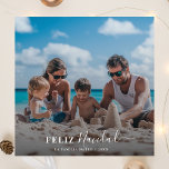Cartes Pour Fêtes Annuelles Feliz Navidad Spanish Christmas Family Beach<br><div class="desc">Envoyez des voeux festifs avec cet élégant carte photo bilingue "Feliz Navidad". Doté d'une photo de plage familiale, cette carte de Noël espagnole moderne est parfaite pour célébrer la saison. Son design simple rouge et blanc apporte une touche chaleureuse et joyeuse, idéale pour partager la joie de vivre avec les...</div>