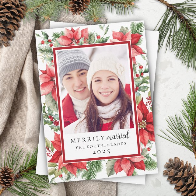 Cartes Pour Fêtes Annuelles Festif Poinsettia Floral Merrily Marié hiver (elegant red poinsettia floral merrily married newlywed christmas cards with personal message on back)