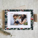 Cartes Pour Fêtes Annuelles Festive Holly Motif Joyeux Noël Photo<br><div class="desc">Joyeux Noël! Envoyez vos salutations chaleureuses à votre famille et à vos amis avec cette carte postale de Noël personnalisable. Il est doté d'un motif d'aquarelle sur un arrière - plan vert foncé. Personnalisez en ajoutant vos détails. Cette carte de Noël photo botanique est disponible en d'autres couleurs et en...</div>