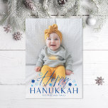 Cartes Pour Fêtes Annuelles Festive Starry Happy Hanoukka Blue Photo<br><div class="desc">Un duo de police moderne de "Happy Hanoukka" avec des étoiles juives,  au-dessus de votre photo de fond avec paragraphe optionnel sur le dos. Ajoutez votre propre photo au dos si vous le souhaitez.</div>