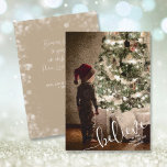 Cartes Pour Fêtes Annuelles Feux de Noël<br><div class="desc">Illustration d'un petit garçon dans un chapeau de Père Noël debout dans l'émerveillement d'un beau sapin de Noël et présente un salut Crois sur le devant et votre message personnalisé et vos noms sur le dos.</div>