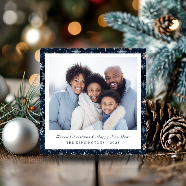 Cartes Pour Fêtes Annuelles Flèches de neige bleues et blanches modernes Photo (Modern Blue and White Snowflakes Holiday Photo Cards)