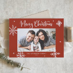 Cartes Pour Fêtes Annuelles Flocon de neige Whimsical Rouge Joyeux Noël Photo<br><div class="desc">Joyeux Noël! Envoyez des voeux chaleureux à votre famille et à vos amis avec cette carte de Noël fantaisiste. Il comprend des flocons de neige fantaisistes et de la calligraphie moderne. Personnalisez cette carte photo de Noël en ajoutant vos détails. Cette carte photo de Noël flocon de neige est disponible...</div>