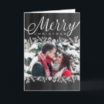 Cartes Pour Fêtes Annuelles Floral & Berries Chalkboard Joyeux Noël Photo<br><div class="desc">Cette carte de Noël élégante présente des accents blancs de poinsettias, cônes de pin et branches de pin avec des touches de baies rouges, le tout sur un arrière - plan de tableau noir. Obtenez "oohs and aahs" de la famille et des amis cette saison de Noël lorsque vous envoyez...</div>
