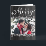 Cartes Pour Fêtes Annuelles Floral & Berries Chalkboard Joyeux Noël Photo<br><div class="desc">Cette carte de Noël élégante présente des accents blancs de poinsettias, cônes de pin et branches de pin avec des touches de baies rouges, le tout sur un arrière - plan de tableau noir. Obtenez "oohs and aahs" de la famille et des amis cette saison de Noël lorsque vous envoyez...</div>