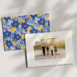 Cartes Pour Fêtes Annuelles Floral Bordure famille photo bleu jaune personnali<br><div class="desc">Envoyez des salutations chaleureuses avec ce magnifique design de photos de famille de la frontière florale "Happy Holidays". Le motif floral bleu et jaune vif ajoute une touche d'élégance à la disposition moderne, encadrant parfaitement votre photo de famille préférée. Que vous fêtiez Noël ou Hanoukka, ce design offre une esthétique...</div>
