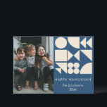 Cartes Pour Fêtes Annuelles Formes géométriques audacieuses Photo Hanoukka per<br><div class="desc">Cette carte Hanoukka moderne présente des formes géométriques audacieuses en crème sur un arrière - plan bleu marine, ainsi que de l'espace pour une photo de famille et un message personnalisé. Un regard ludique et contemporain sur les cartes de fin de année traditionnels, parfait pour les familles qui aiment le...</div>
