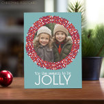 Cartes Pour Fêtes Annuelles Fruits de Noël Berry Wreath - 1 Photo Bleu Rouge<br><div class="desc">C'est la saison à être Jolly — Une ferme bleue avec une couronne de baies comme cadre photo. Un script moderne est utilisé pour les Joyeuses Fêtes. Un accueil de Noël - Que vos journées soient joyeuses et lumineuses - inclus sur le côté carte postale avec un espace pour signature...</div>