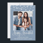 Cartes Pour Fêtes Annuelles Fun Calligraphy String Lights Photo Blue Hanoukka<br><div class="desc">Script de calligraphie amusante Happy Hanoukka Family Photo Holiday Card - Dusty Blue avec des lumières à cordes</div>
