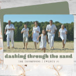 Cartes Pour Fêtes Annuelles Funny Beach Noël personnalisé Photo de famille ver<br><div class="desc">Apportez une petite bouffée de plaisir tropical à vos salutations de vacances avec notre carte de vacances Fête de Noël personnalisée de la plage Funny. Idéal pour les familles qui aiment un Noël ensoleillé au bord de la mer, cette carte vous propose une photo de famille personnalisée, ainsi que des...</div>