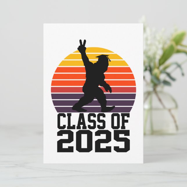 Cartes Pour Fêtes Annuelles Funny Bigfoot Classe de 2025 - Graduation 2025 (Debout devant)