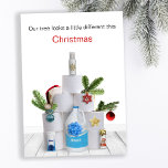 Cartes Pour Fêtes Annuelles Funny Covid Christmas Tree<br><div class="desc">Conception amusante avec une prise légère des vacances pendant le lock-out avec un "arbre" de Noël au thème de la vidéo, constitué d'une tour de rouleaux de papier toilette décoré de branches de pin, d'ornements et de chapeau de Père Noël ainsi que des désinfectants, des lingettes et une cruche d'eau...</div>