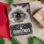 Cartes Pour Fêtes Annuelles Funny Meowy Christmas Holiday Chat Photo<br><div class="desc">Appelle tous les Amoureux de les chats ! Envoyez des salutations "Meowy Christmas" à vos amis et votre famille avec cette carte de vacances amusante avec la photo de votre chat sur le devant et un motif empreinte de patte amusant sur le dos. Contre un arrière - plan noir en...</div>