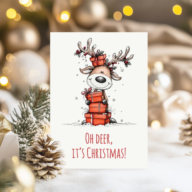Cartes Pour Fêtes Annuelles Funny Reindeer – “Oh Deer, It’s Christmas"  (Funny Reindeer – “Oh Deer, It’s Christmas" Holiday Card on  a table with Christmas decoration)