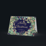 Cartes Pour Fêtes Annuelles Gilded Greenery | Joyeux Noël<br><div class="desc">Cette élégante carte de vœux de Noël présente une couronne encadrée de feuilles et de baies aquarelles vertes,  rouges et dorées modernes avec une typographie script dorée tendance sur un fond bleu marine foncé.</div>