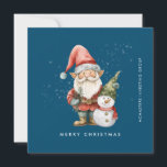 Cartes Pour Fêtes Annuelles Gnome et Snowman Joyeux Noël d'affaires Appartemen<br><div class="desc">Un gnome habillé de rouge se dresse à côté d'un bonhomme de neige dans un elfe vert, le casquette et le foulard rouge. Ils sont entourés d'une poussière de neige blanche qui s'opère sur l'arrière - plan bleu foncé. L'esthétique minimaliste est créée avec un simple Joyeux Noël ci-dessous et le...</div>