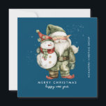 Cartes Pour Fêtes Annuelles Gnome et Snowman Joyeux Noël d'affaires Appartemen<br><div class="desc">Un gnome habillé de vert se dresse à côté d'un bonhomme de neige dans un casquette rouge et un foulard rouge. Ils sont entourés d'une poussière de neige blanche qui s'opère sur l'arrière - plan bleu foncé. L'esthétique minimaliste est créée avec un simple Joyeux Noël et Bonne Année ci-dessous. Nom...</div>