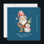 Cartes Pour Fêtes Annuelles Gnome et Snowman Joyeux Noël d'affaires Appartemen<br><div class="desc">Un gnome habillé de rouge se dresse à côté d'un bonhomme de neige dans un elfe vert, le casquette et le foulard rouge. Ils sont entourés d'une poussière de neige blanche qui s'opère sur l'arrière - plan bleu foncé. L'esthétique minimaliste est créée avec un simple Joyeux Noël et Bonne Année...</div>