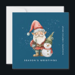 Cartes Pour Fêtes Annuelles Gnome et Snowman Salutations Business Flat<br><div class="desc">Un gnome habillé de rouge se dresse à côté d'un bonhomme de neige dans un elfe vert, le casquette et le foulard rouge. Ils sont entourés d'une poussière de neige blanche qui s'opère sur l'arrière - plan bleu foncé. L'esthétique minimaliste est réalisée avec une simple Bonnes Fêtes ci-dessous et le...</div>