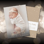 Cartes Pour Fêtes Annuelles Gold Happy Holidays Photo Annonces de naissance<br><div class="desc">Les annonces de naissance de Noël présentent HAPPY HOLIDAYS et vos noms en lettres chic sur le devant et les informations de naissance de votre bébé sur le dos. *MODIFIEZ LA COULEUR au dos de la carte pour qu'elle corresponde à votre photo. *AJOUTER plus de photos ou plus de détails...</div>