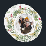 Cartes Pour Fêtes Annuelles Gold Winter Green Wreath Round Photo Holiday<br><div class="desc">Voici la Gold Winter Greenery Wreath Round Photo Card de vacances! Cette carte verte et en lecture festive est parfaite pour fêter les vacances avec vos proches. La belle aquarelle présente une végétation botanique hivernale et des baies rouges qui ornent une couronne festive, avec un motif assorti au dos de...</div>