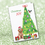 Cartes Pour Fêtes Annuelles Goldendoodle Chien, Oiseau et Arbre de Noël<br><div class="desc">Sur le devant de cette carte de Noël, un mignon chien Goldendoodle porte un casquette de Père Noël rouge et blanc pendant qu'il est assis à côté d'un arbre de Noël. Des emballages de cadeaux aux couleurs vives sont éparpillés, et un bullfinch débarque sur le sapin de Noël. Le texte...</div>