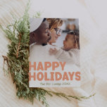 Cartes Pour Fêtes Annuelles Gras moderne pleine photo verticale heureux<br><div class="desc">Envoyez des voeux chaleureux cette saison de vacances avec cette carte de vacances unique et mignonne, moderne et audacieuse pleine verticale photo joyeuse. Son design sobre et minimaliste présente des éléments d'inspiration boho dans les tons rose clair, corail pastel, vert sauge, bleu et pêche. Célébrant l'esprit festif de décembre, ce...</div>
