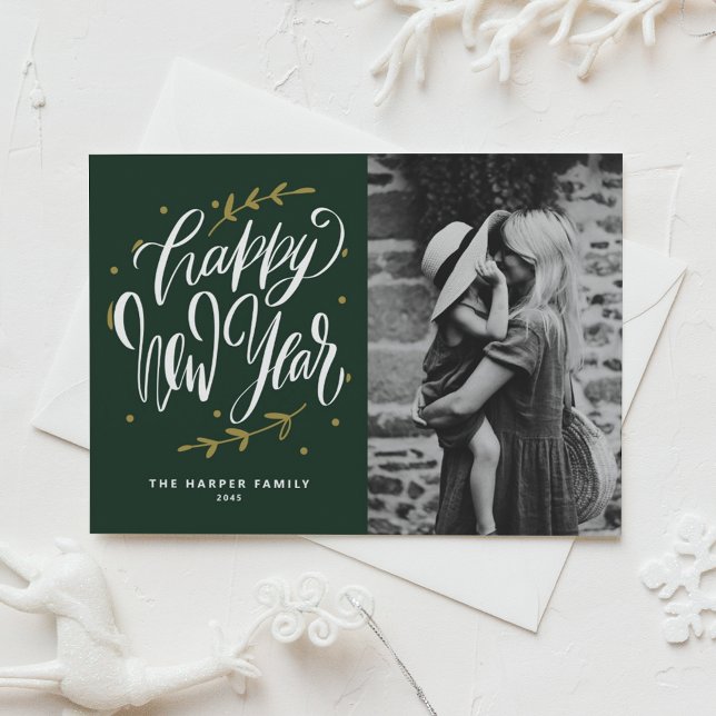 Cartes Pour Fêtes Annuelles Green Calligraphy and Wreath New Year Photo (Customizable green photo Happy New Year postcard featuring modern calligraphy and wreath.)